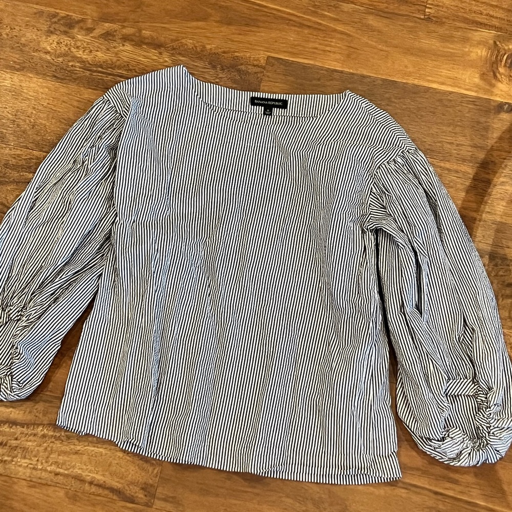 Really light summery top, great material - flattering fit!